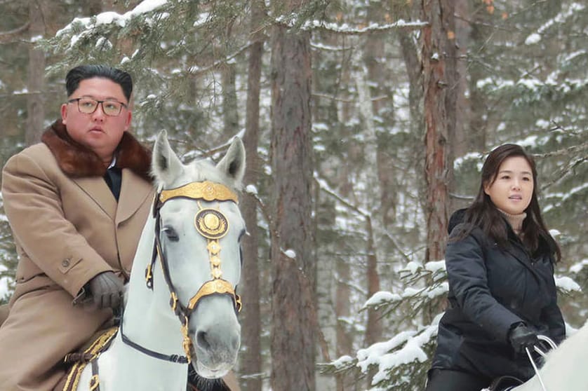 Der nordkoreanische Machthaber Kim Jong Un und seine Frau Ri Sol Ju zu Pferd auf dem Berg Paektu: Die höchste Erhebung des Landes gilt als Symbol der Herrscherfamilie.