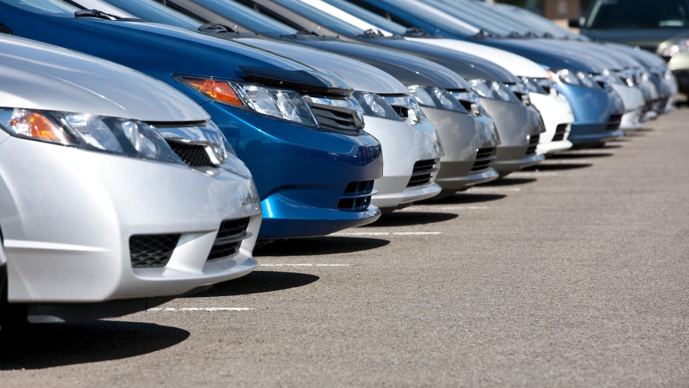Autos stehen in einer Reihe: Die Verkaufszahlen fallen aktuell insgesamt schlechter aus als 2018.
