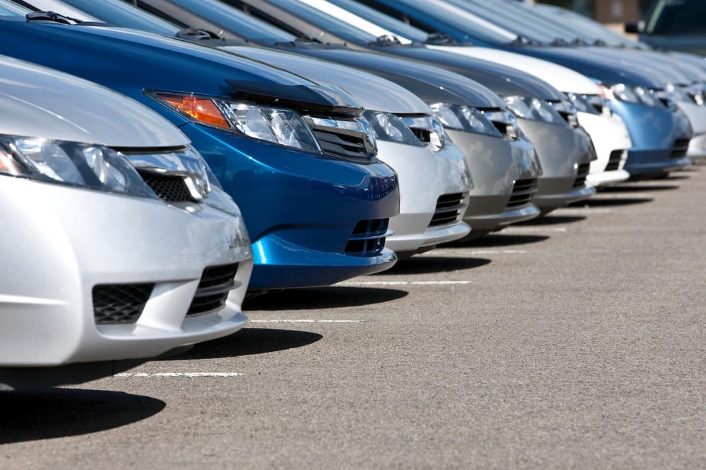 Autos stehen in einer Reihe: Die Verkaufszahlen fallen aktuell insgesamt schlechter aus als 2018.