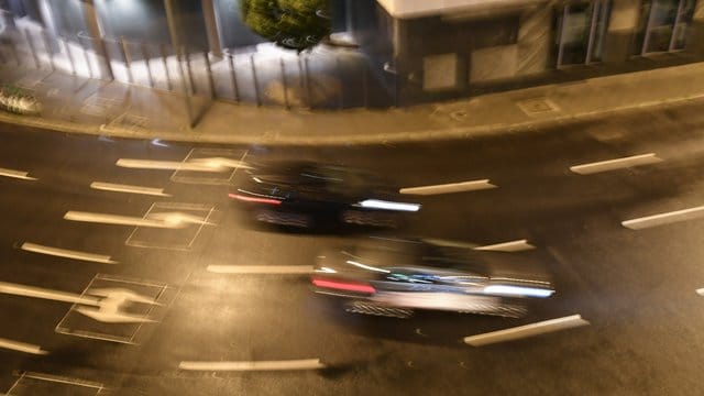 Nach einem möglichen illegalen Autorennen in Würzburg muss ein 20-Jähriger Untersuchungshaft. Nach einem möglichen illegalen Autorennen in Würzburg muss ein 20-Jähriger Untersuchungshaft.