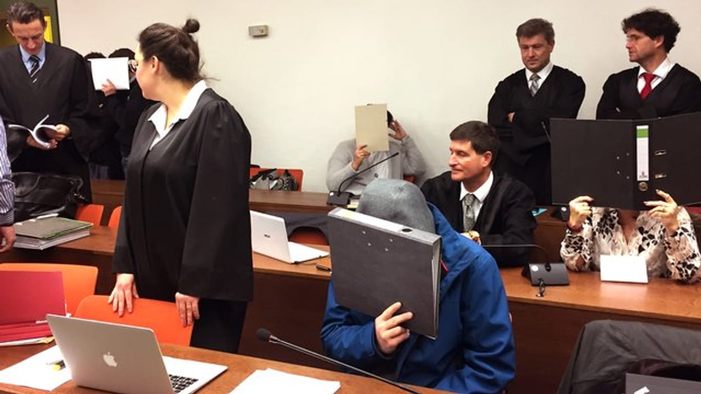 Insgesamt fünf Angeklagte stehen in dem Verfahren als mutmaßliche Betrüger in München vor Gericht.