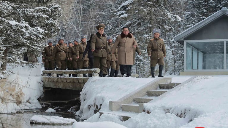 Kim Jong Un mit Militärs: Im Atomstreit mit den USA könnte eine Kursänderung bevorstehen.