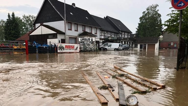 Starkregen hat eine Straße im niedersächsischen Bad Gandersheim überflutet.