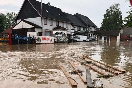 Starkregen hat eine Straße im niedersächsischen Bad Gandersheim überflutet.