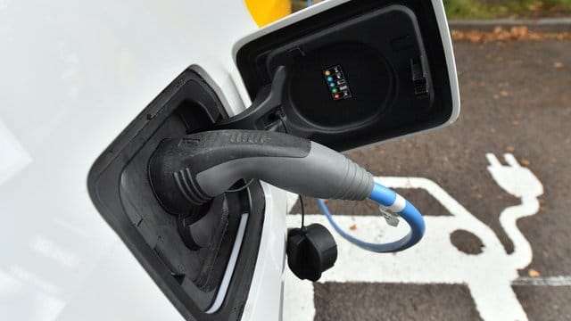 Der Akku eines Elektroautos wird an einer Ladestation geladen. Der Akku eines Elektroautos wird an einer Ladestation geladen.