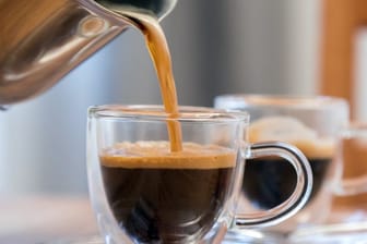 Viele Menschen genießen morgens gerne einen Espresso.