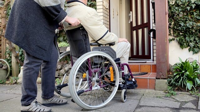 Hindernis vor der Haustür: Eine Rampe kann das Leben von Rollstuhlfahrern und ihren Angehörigen erleichtern.