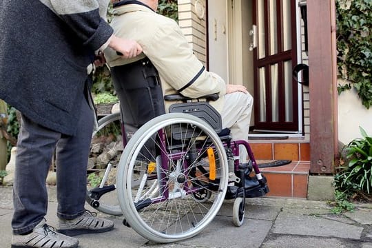 Hindernis vor der Haustür: Eine Rampe kann das Leben von Rollstuhlfahrern und ihren Angehörigen erleichtern.