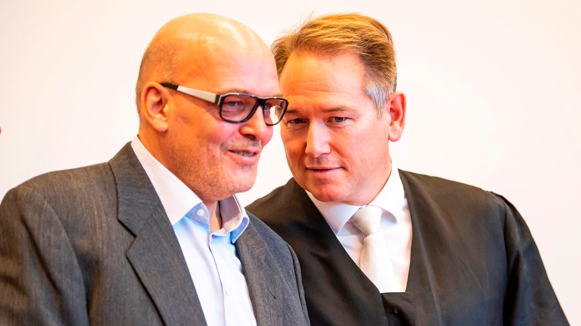 Rolf Herbrechtsmeier mit seinem Verteidiger: Der Angeklagte bestreitet die Vorwürfe. Rolf Herbrechtsmeier mit seinem Verteidiger: Der Angeklagte bestreitet die Vorwürfe.