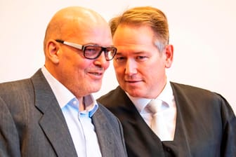 Rolf Herbrechtsmeier mit seinem Verteidiger: Der Angeklagte bestreitet die Vorwürfe.