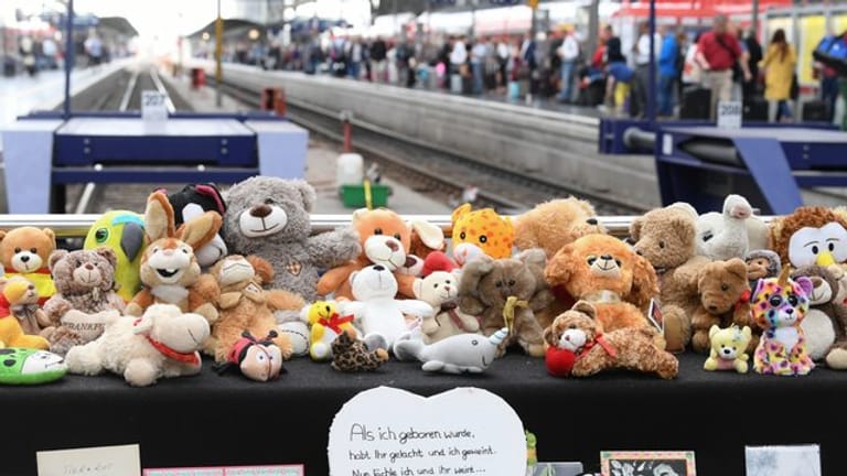 Kuscheltiere nach Attacke im Frankfurter Hauptbahnhof