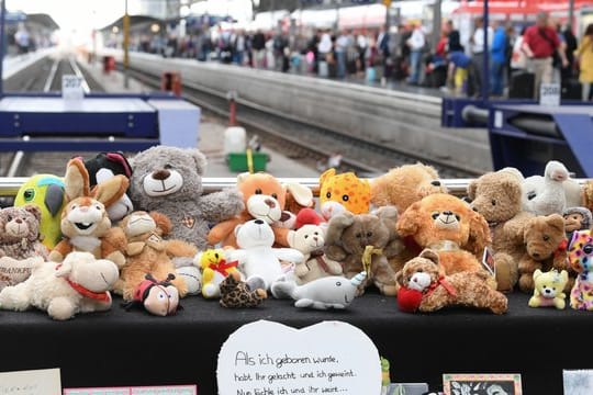 Kuscheltiere nach Attacke im Frankfurter Hauptbahnhof