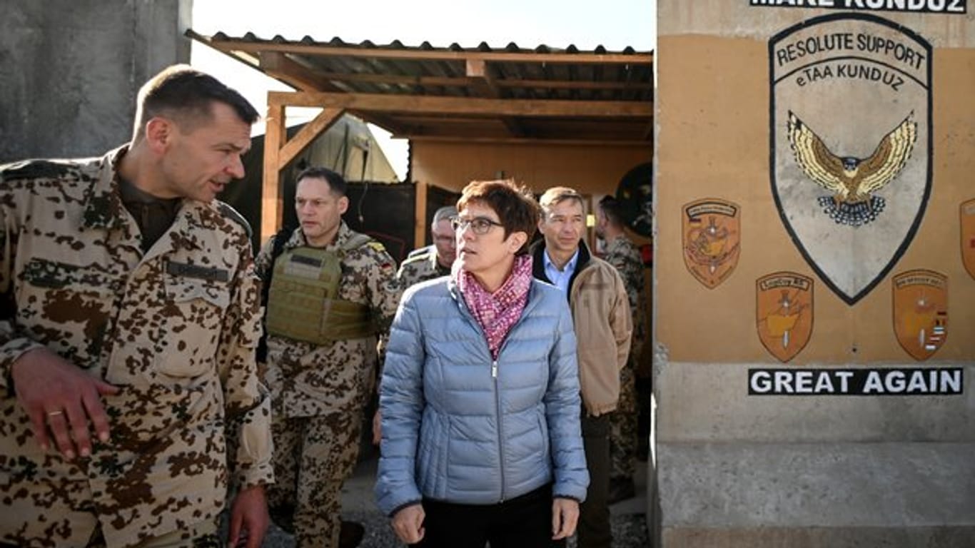Verteidigungsministerin Kramp-Karrenbauer wird im Camp Pamir in Kundus empfangen.