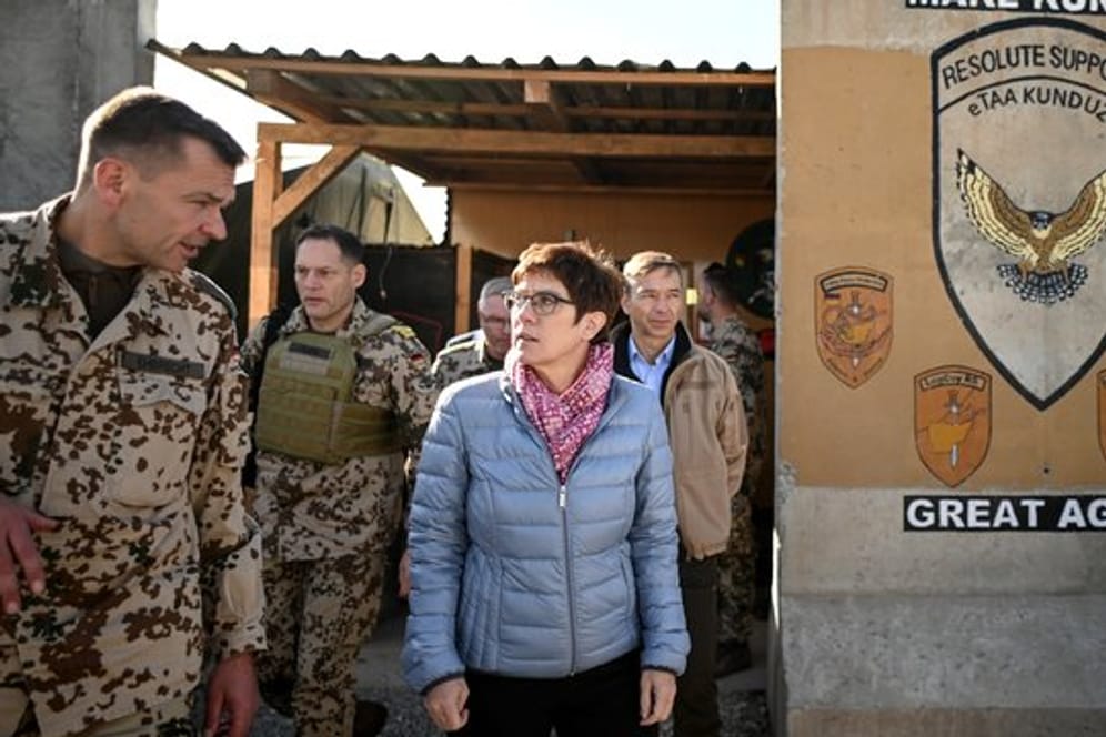 Verteidigungsministerin Kramp-Karrenbauer wird im Camp Pamir in Kundus empfangen.