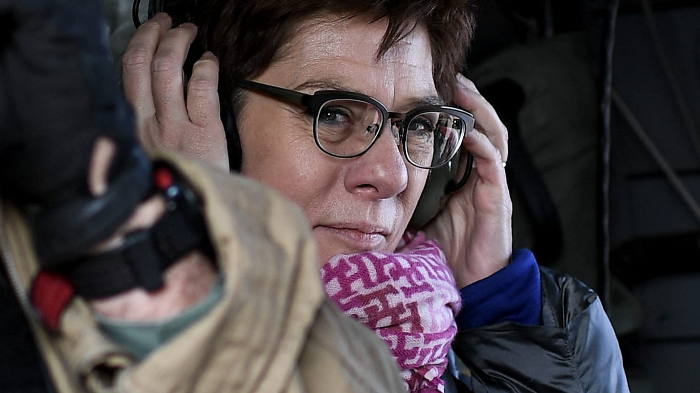 Annegret Kramp-Karrenbauer (CDU) beim Truppenbesuch Afghanistan: Die Verteidigungsministerin will deutsche Soldaten in Kriegsgebieten besser schützen.