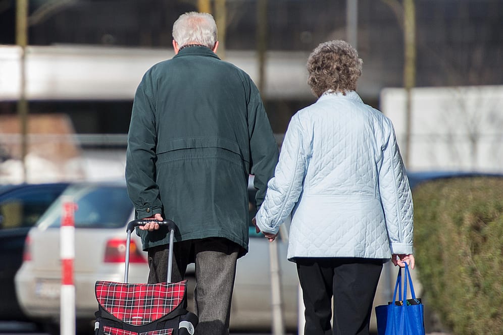 Ein älteres Paar geht auf der Straße: Mehr als 60 Prozent der anspruchsberechtigten Senioren verzichten auf den Bezug der Grundsicherung im Alter.