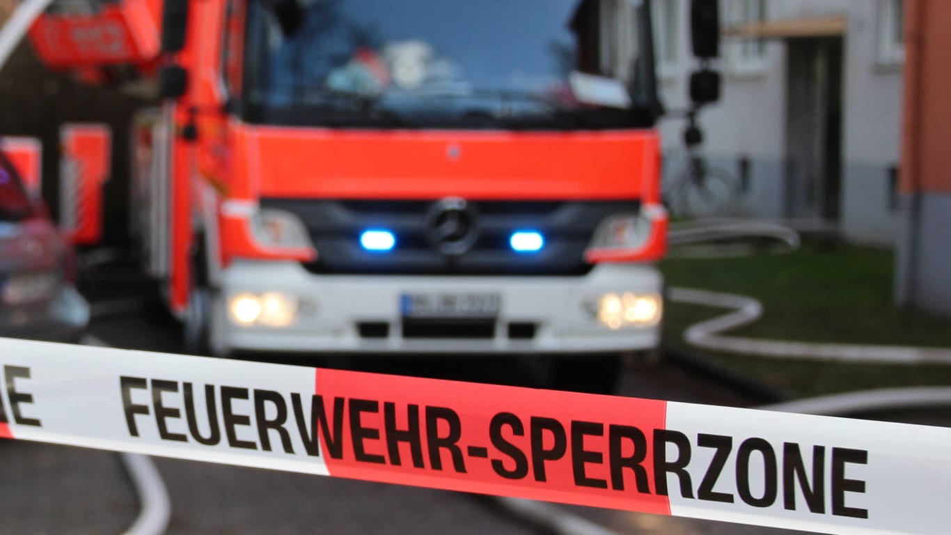 "Feuerwehr-Sperrzone" auf einer Absperrung: In Bonn-Graurheindorf ist am Mittwoch Phosphorsäure auf einem Lkw ausgelaufen.