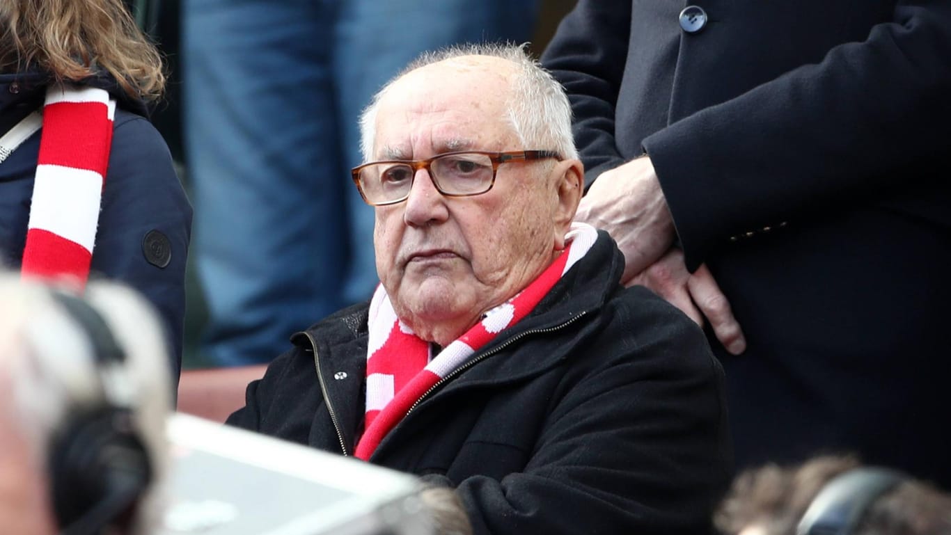Klaus Hartmann sitzt auf einer Bank bei einem FC-Spiel: Der ehemalige Präsident ist gestorben.