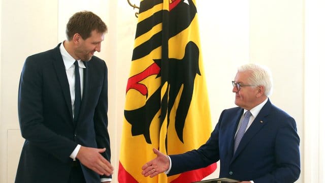 Bundespräsident Frank-Walter Steinmeier verlieh Dirk Nowitzki den Verdienstorden der Bundesrepublik Deutschland. Bundespräsident Frank-Walter Steinmeier verlieh Dirk Nowitzki den Verdienstorden der Bundesrepublik Deutschland.