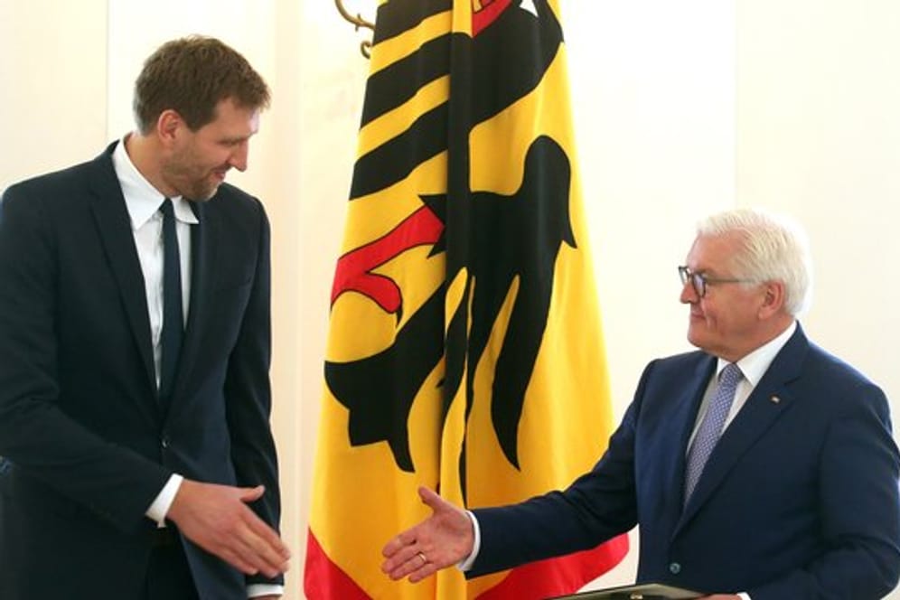Bundespräsident Frank-Walter Steinmeier verlieh Dirk Nowitzki den Verdienstorden der Bundesrepublik Deutschland.