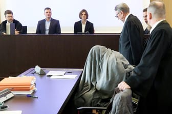 Landgericht Düsseldorf: Ein Mann erschoss eine Frau in einem Blumenladen.