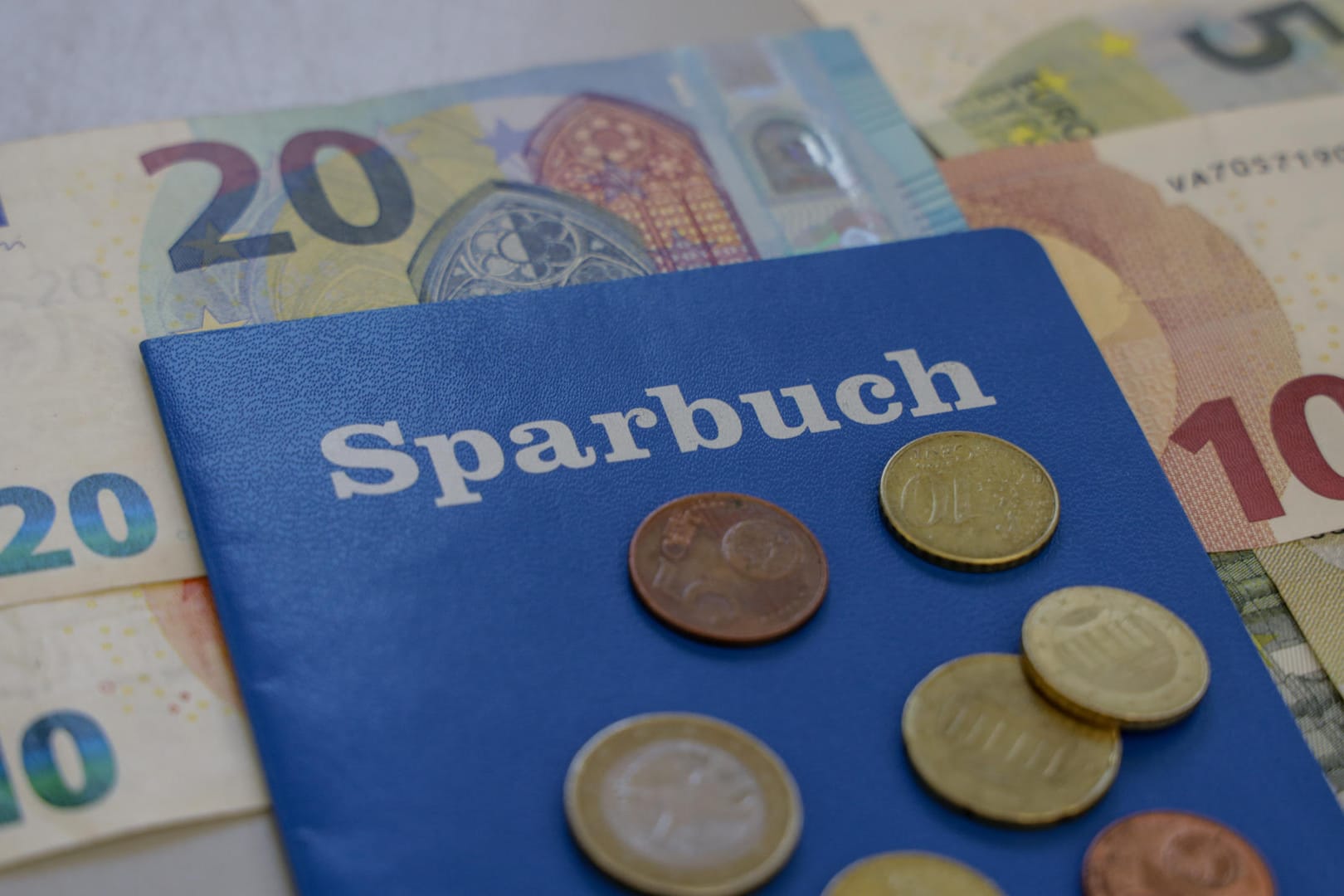 Ein Sparbuch mit Geld: Die ersten Banken erheben Negativzinsen ohne Freibetrag. Ein Sparbuch mit Geld: Die ersten Banken erheben Negativzinsen ohne Freibetrag.