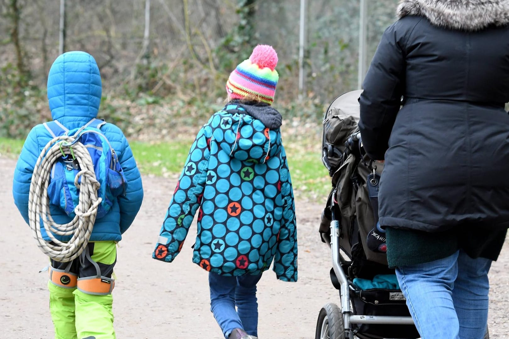 Eine Frau ist mit Kindern unterwegs (Symbolbild): Trotz Hinweis einer Zeugin kam die Rettung für einen Dreijährigen zu spät.