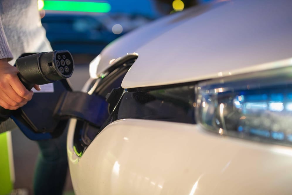 Elektroauto wird beladen: Die Fertigung der Batterien ist umweltschonender geworden.