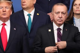 Donald Trump and Recep Tayyip Erdogan beim Familienfoto der Staats- und Regierungschefs auf dem Nato-Gipfel.