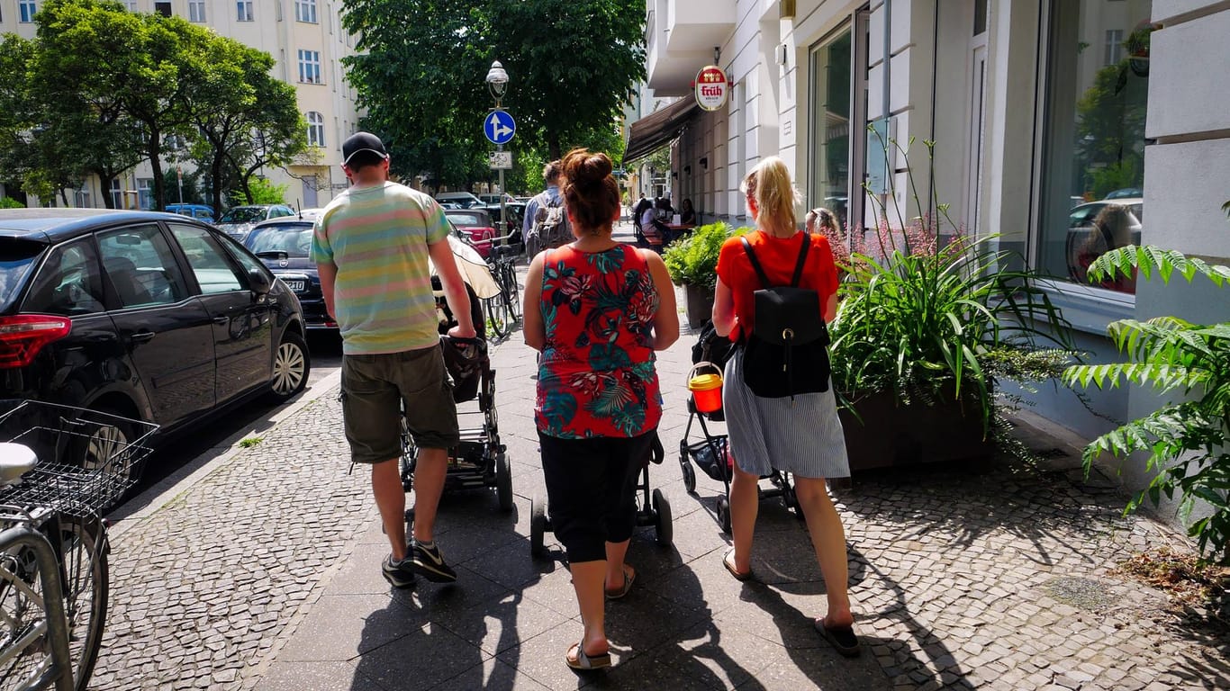 Eltern auf einer Straße in Berlin-Moabit: Ein Café in dem Berliner Bezirk möchte keine Kinderwagen mehr in seinen Räumen haben.
