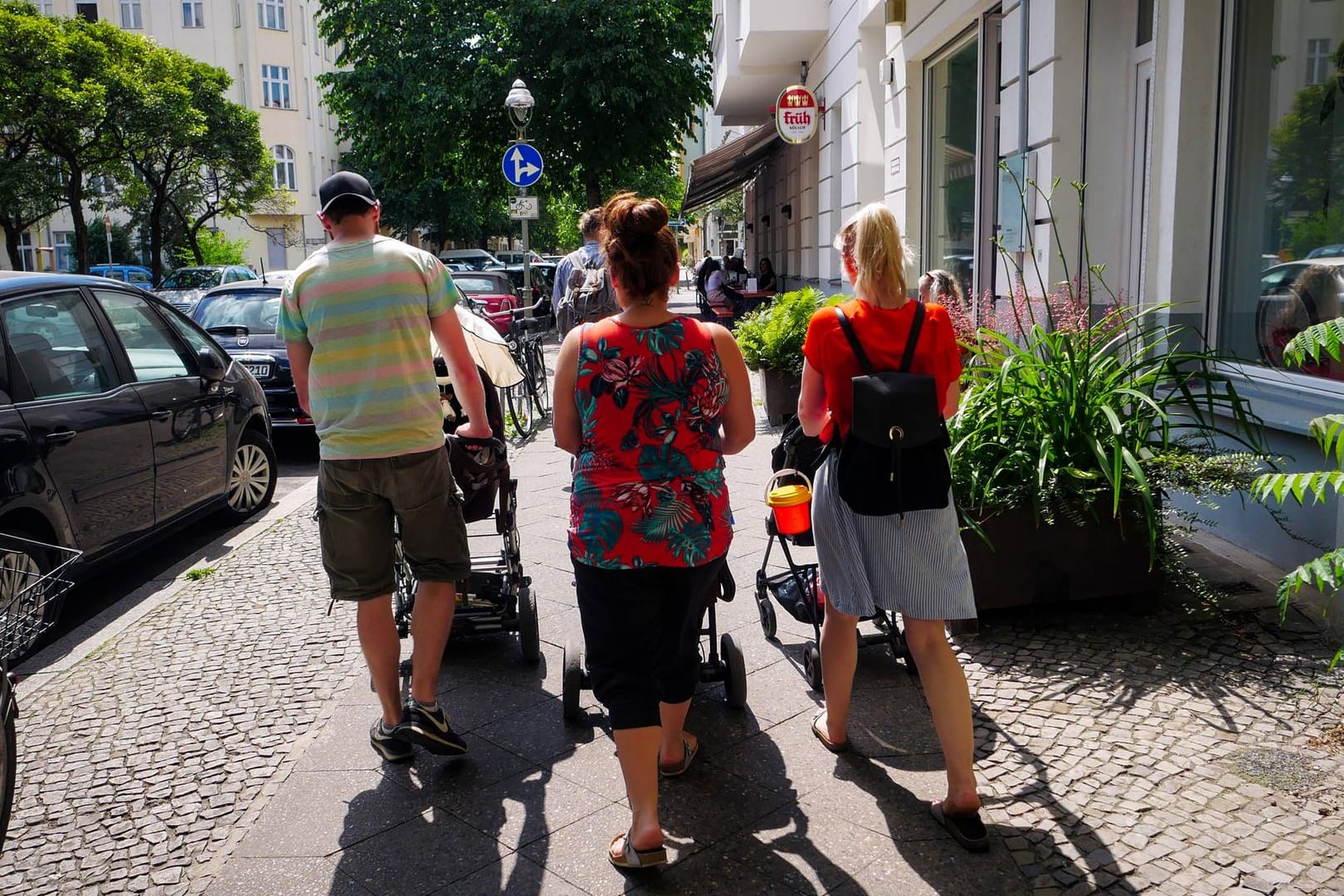 Eltern auf einer Straße in Berlin-Moabit: Ein Café in dem Berliner Bezirk möchte keine Kinderwagen mehr in seinen Räumen haben.