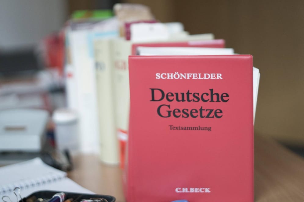 Deutsche Gesetzestextsammlung: Am Landgericht Bielefeld ist ein Physiotherapeut verurteilt worden. (Symbolbild)