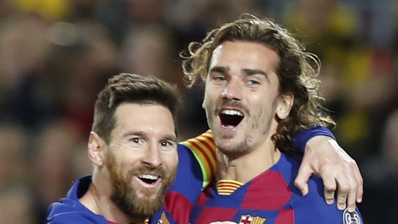 Ließen sich in Madrid von den Schmähungen nicht den Torjubel verderben: Barcelonas Torschütze Lionel Messi (l) mit Antoine Griezmann.