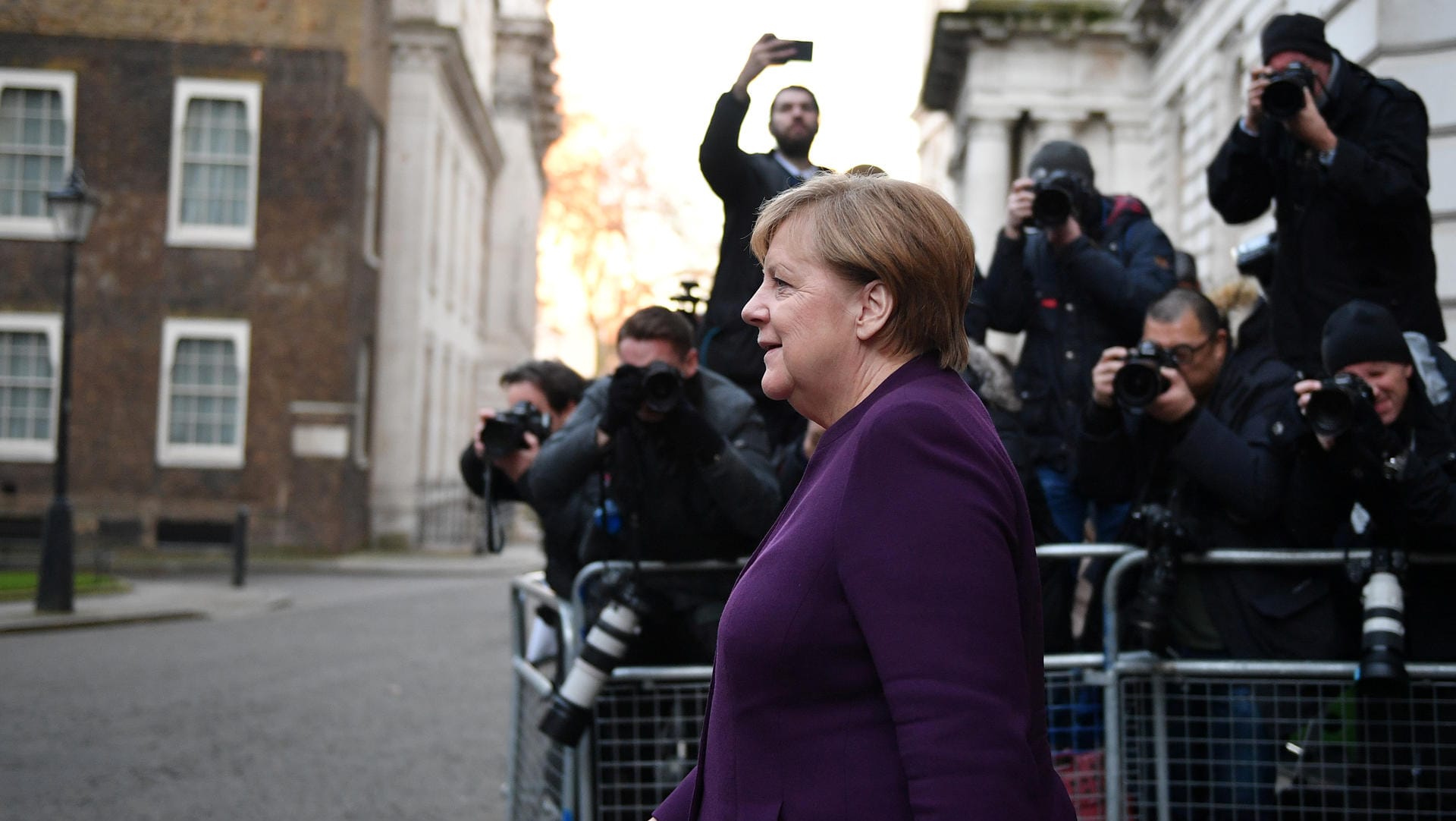 Im Fokus der Fotografen: Kanzlerin Merkel trifft in London vor der Downing Street ein.