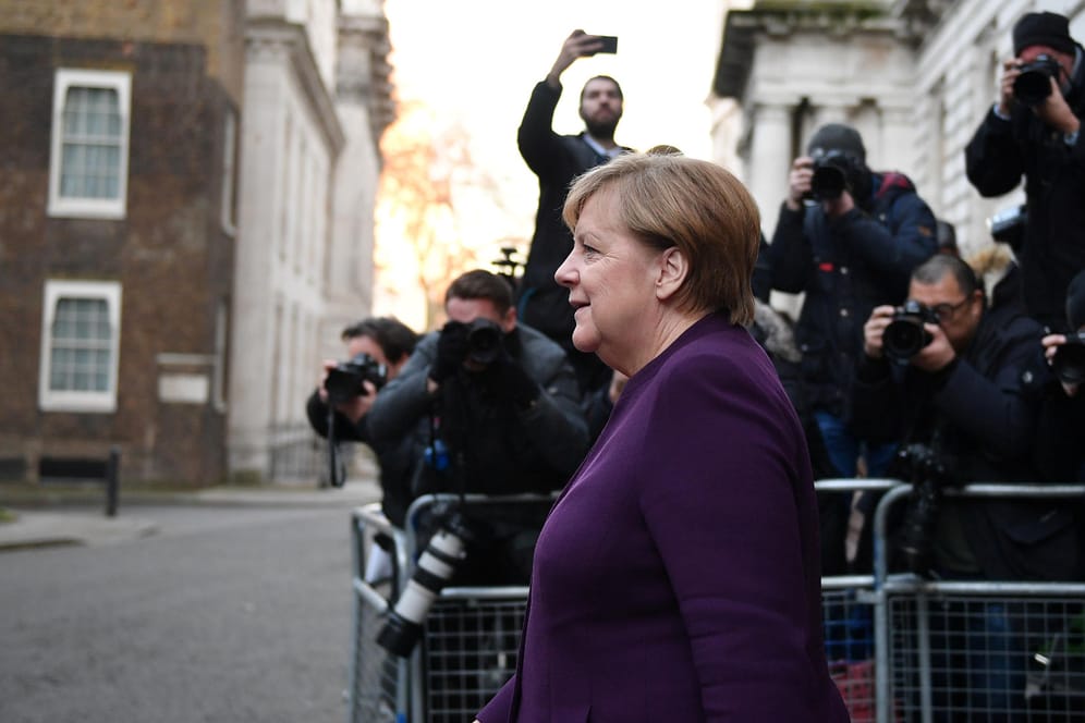 Im Fokus der Fotografen: Kanzlerin Merkel trifft in London vor der Downing Street ein.