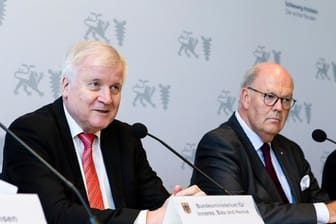Auf der Innenministerkonferenz im schleswig-holsteinischen Kiel halten Bundesinnenminister Horst Seehofer (CSU, l-r) und Hans-Joachim Grote (CDU), Innenminister von Schleswig-Holstein, eine Pressekonferenz zusammen.
