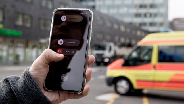 Fünfmal die Powertaste drücken und das Telefon schaltet in den Notfallmodus.