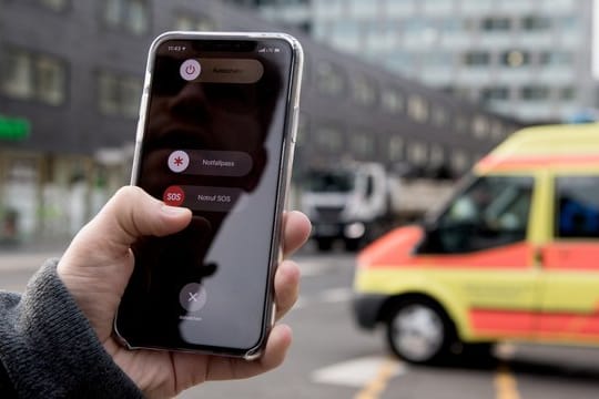 Fünfmal die Powertaste drücken und das Telefon schaltet in den Notfallmodus.