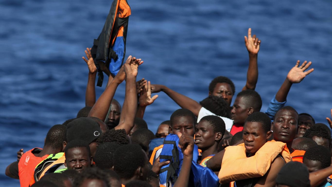 Seenotrettung von Migranten aus Afrika (Symbolbild): Immer wieder sterben Menschen auf der Flucht.