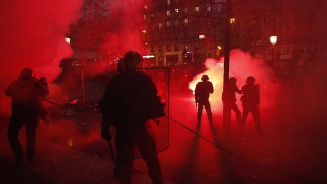 Bei den Demonstrationen gegen die geplante Rentenreform in Frankreich kam es zu Ausschreitungen. Bei den Demonstrationen gegen die geplante Rentenreform in Frankreich kam es zu Ausschreitungen.