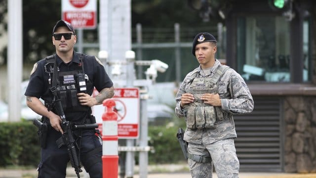 Nach den Schüssen riegeln Sicherheitskräfte den Zugang zum US-Militärstützpunkt Pearl Harbor-Hickam ab. Nach den Schüssen riegeln Sicherheitskräfte den Zugang zum US-Militärstützpunkt Pearl Harbor-Hickam ab.