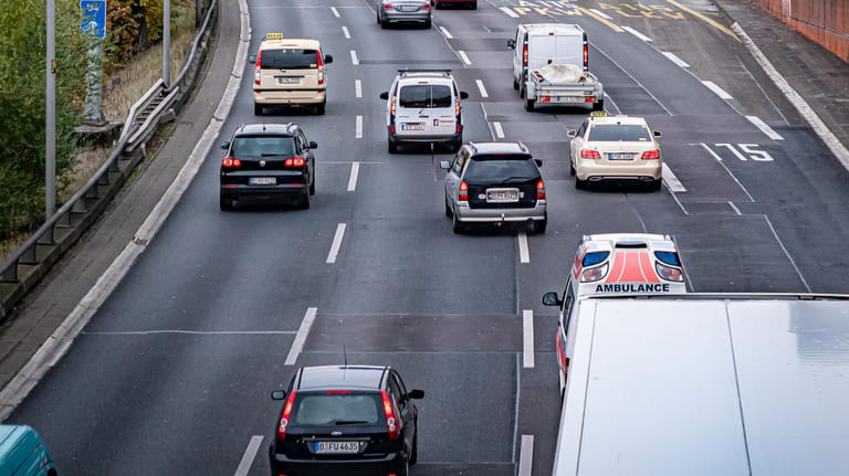 Verkehr auf der Autobahn in Berlin (Symbolbild): Das Umweltbundesamt fordert drastische Maßnahmen zum Schutz des Klimas.