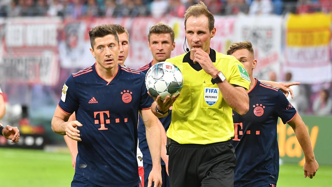Sascha Stegemann: Der Schiedsrichter trifft eine Entscheidung, die Bayern-Spieler sind nicht einverstanden.