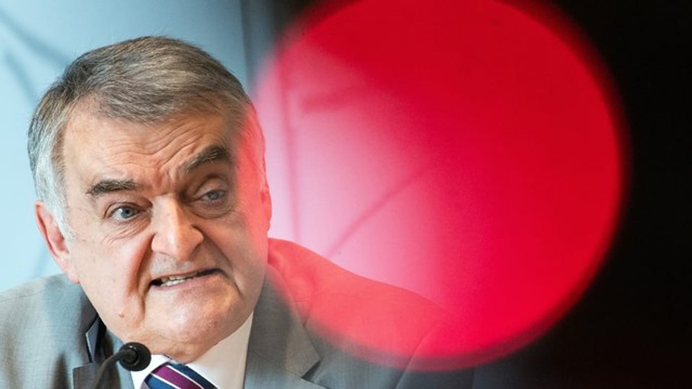 NRW-Innenminister Herbert Reul fordert eine teilweise Verdopplung der Strafen bei Kindesmissbrauch und Kinderpornografie.