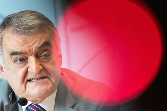 NRW-Innenminister Herbert Reul fordert eine teilweise Verdopplung der Strafen bei Kindesmissbrauch und Kinderpornografie.