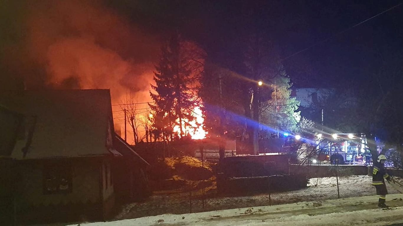 Feuerwehrleute am Unglücksort im polnischen Szczyrk: Bauarbeiter sollen versehentlich die Hauptgasleitung des Ortes angebohrt haben.