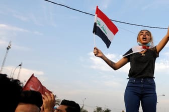 Demonstrantin in Bagdad: Zu Hunderttausenden haben sich Frauen den Protesten angeschlossen.
