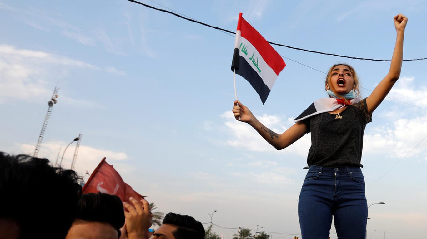 Demonstrantin in Bagdad: Zu Hunderttausenden haben sich Frauen den Protesten angeschlossen.