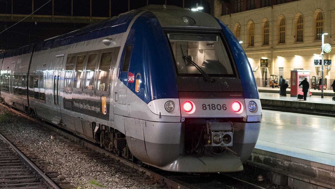 Geparkter Zug am Bahnhof Marseille Saint-Charles: Frankreich bereitet sich auf massive, landesweite Streiks gegen die Rentenpläne der Regierung vor.