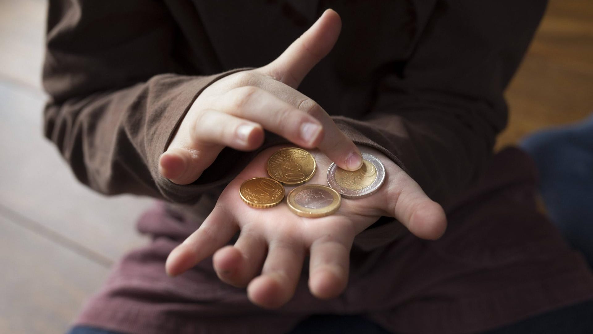 Mädchen zählt Geld: In Deutschland sind 7,6 Prozent der Kinder und Jugendlichen bis 18 Jahre von Armut bedroht. Mädchen zählt Geld: In Deutschland sind 7,6 Prozent der Kinder und Jugendlichen bis 18 Jahre von Armut bedroht.